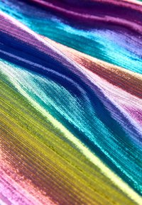 Mehrfarbiger Stoff mit einem Farbverlaufmuster, das glatte, glänzende Texturen in den Farbtönen Pink, Lila, Blau, Grün und Gelb aufweist.