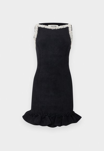 Svart klänning med figurnära design, prydd med en pärlbroderad halsringning och en volangkant. Tillverkad av mjukt, texturerat tyg.