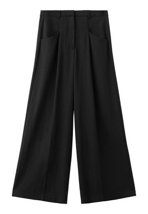 Pantalones negros de pierna ancha con bolsillos delanteros, trabillas para cinturón y cierre delantero oculto, exhibidos sobre un fondo blanco.