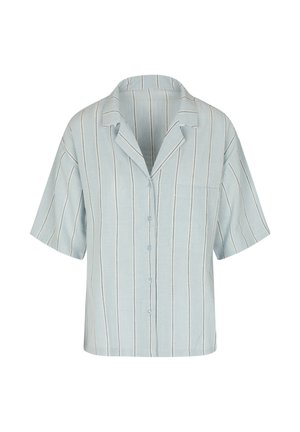 Jasnoniebieska koszula z krótkim rękawem zapinana na guziki, z białymi pionowymi paskami i kieszenią na piersi, o luźnym kroju i otwartym kołnierzu.