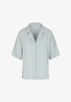 Chemise bleu clair à manches courtes avec boutons, rayures blanches verticales et poche poitrine, coupe décontractée et col ouvert.