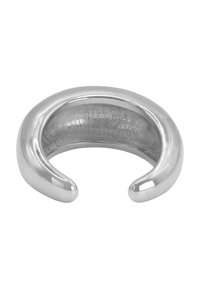 Anello d'argento con superficie liscia e lucida e design aperto, caratterizzato da estremità arrotondate e un interno leggermente testurizzato.