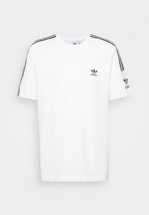 Maglietta bianca Adidas con dettagli neri a tre strisce sulle spalle e sulle maniche, presenta un piccolo logo Adidas nero sul petto e sulla manica.