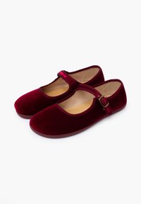 Chaussures Mary Jane en velours de couleur bourgogne foncé avec une sangle ajustable, bout rond et une doublure intérieure beige douce. Semelle basse et flexible.