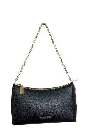 Borsa a mano in pelle nera strutturata con cerniera dorata e tracolla a catena, piccolo tag rosa e logo dorato "Marc Beline" sul davanti.