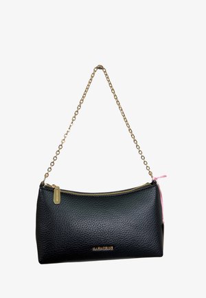 Borsa a mano in pelle nera strutturata con cerniera dorata e tracolla a catena, piccolo tag rosa e logo dorato "Marc Beline" sul davanti.