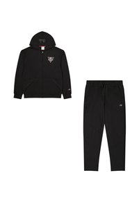 Felpa nera con zip e cappuccio, dotata di tasche frontali, con un logo sul petto; pantaloni della tuta tapered coordinati con fascia elastica in vita e design a pannelli laterali.