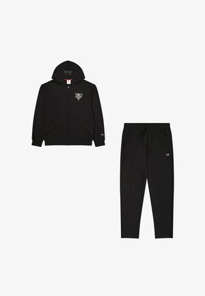 Felpa nera con zip e cappuccio, dotata di tasche frontali, con un logo sul petto; pantaloni della tuta tapered coordinati con fascia elastica in vita e design a pannelli laterali.