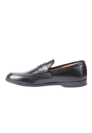 Mocassino slip-on in pelle nera con tacco basso e dettaglio a fascia sulla parte superiore, mostrato di profilo su sfondo bianco.