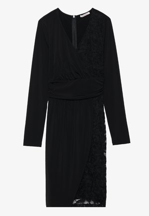 Juoda suknelė su ilgomis rankovėmis, apvyniojimo dizainu, raukšlėta juosmens dalimi ir nėrinių šoniniu panele. Minkšta medžiaga su lygaus paviršiaus tekstūra ir užtrauktuko uždarymu.