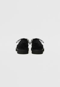 AllSaints SKIFF - Stringate sportive - black