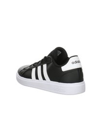 Czarne buty sportowe z białymi paskami i logo. Górna część z syntetycznej skóry, zaokrąglony czubek, płaska biała gumowa podeszwa, wyściełany kołnierz dla komfortu.