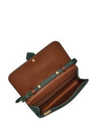 Portefeuille en cuir texturé vert avec un intérieur marron, comportant des fentes pour cartes, un fermoir à pression et une poche zippée. Doublé de tissu lisse.