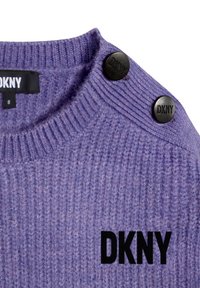 Fialový žebrovaný pletený svetr s černým logem DKNY, který má na rameni dva černé knoflíky a strukturovanou látku. Velikostní štítek naznačuje velikost 8.