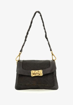 Borsa a tracolla nera in pelle con trama intrecciata, chiusura e ferrature in tono oro, e tracolla intrecciata.