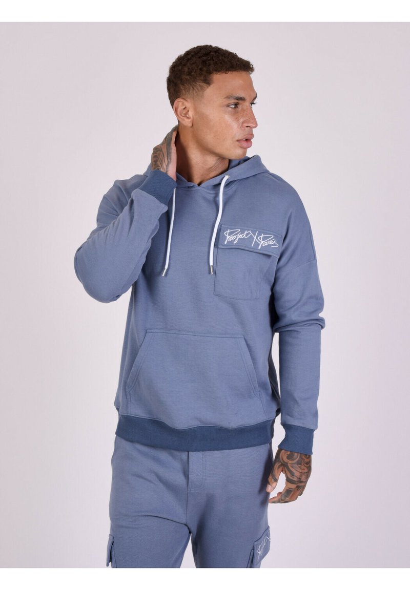 Hoodie in een lichtblauwe katoenmix met een kangoeroezak, ribgebreide manchetten en een voorpatch met witte scriptlogo.