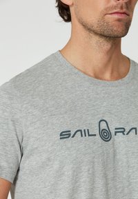 Sail Racing BOWMAN TEE - T-shirt med print - grey