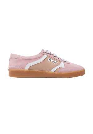 Baskets basses en daim rose avec des accents blancs, des lacets blancs, une semelle en gomme marron et le logo "Morrison" sur le côté.