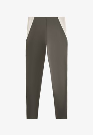 Slim-fit broek met donkergrijze voorkanten en witte zij- en taillebandaccenten, plat uitgestald tegen een witte achtergrond.