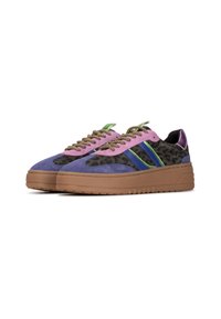 Basketball avec une tige en daim violet, des accents imprimés léopard, des lacets roses, des rayures vertes et bleues, et une semelle plateforme beige.
