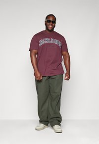 Jack & Jones JJECALEB VARSITY TEE NECK 3 PACK - T-shirts print - black/navyblazer/vineyardwine