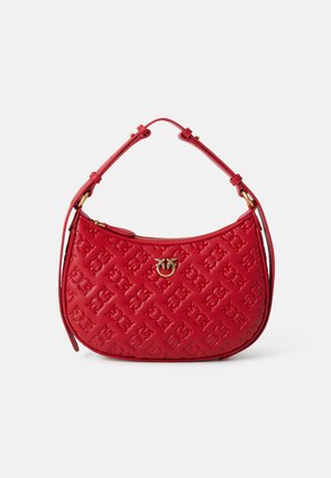 Borsa a tracolla rossa in pelle con forma curva, motivo in rilievo, hardware dorato e una sola tracolla regolabile. Chiusura superiore con zip.