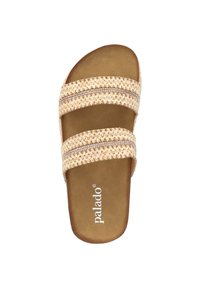 Beige gevlochten sandalen met twee gevlochten banden en een gladde bruine voetbed, met de merknaam "palado" op de zijkant gedrukt.