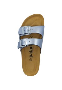 Silverfärgade lädersandaler med två justerbara spännen, konturerad tan fotbädd och graverad logo. Platt sula med öppen tå.