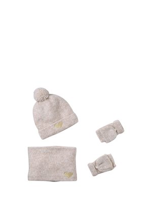 Beiges gestricktes Winterset beinhaltet eine Bommelmütze, einen Halswärmer und ein Paar Fäustlinge mit kleinen goldenen Herzdetails.