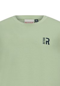 Jasnozielona koszulka z krótkim rękawem, wykonana z miękkiego materiału. Posiada małe granatowe logo "RETOUR" oraz okrągły dekolt. Prosty design, bez wzorów.