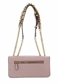 Borsa in pelle rosa con tracolla in catena dorata e tasca con zip. Caratterizzata da un motivo impressa e una superficie liscia, ha forma rettangolare con angoli arrotondati.