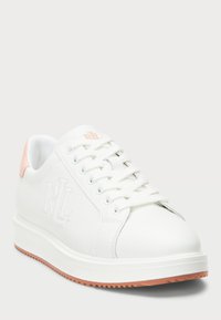 Baltos odinės sportinės bateliai su tekstūriniu paviršiumi, su šviesiai rožiniu kulno akcentu ir baltais raiščiais. Logotipas išspaudžiamas šone. Lygus gumos padas.