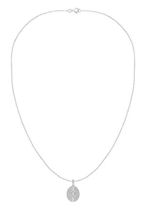 Silberne Halskette mit kleinem ovalen Anhänger, der strukturierte Details und ein vertikales Balkendesign in der Mitte aufweist.