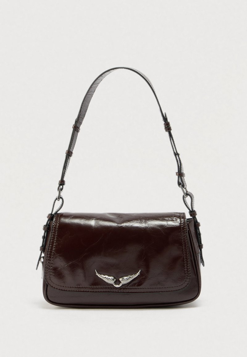 Sac à main en cuir marron avec fermeture à rabat, emblème ailé argenté sur le devant, et bandoulière réglable. Texture lisse et forme compacte.