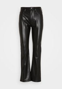 Pantalons évasés en simili cuir noir avec taille haute, présentant une fermeture par bouton à l'avant et des poches arrière cousues. Texture lisse et brillante.