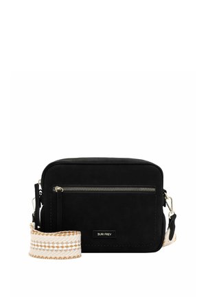 Bolso bandolera rectangular negro con correa tejida en beige y blanco, bolsillo frontal con cremallera y pequeña placa con el logo "SURI FREY".