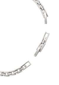 Náhrdelník z kovového reťazca s obdĺžnikovými článkami, s lešteným strieborným povrchom a bezpečným zapínaním, ponúkajúci elegantný a moderný dizajn.
