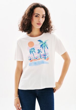 Weißes T-Shirt mit grafischem Druck eines bunten Palmenbaums und Sonnenuntergangs. Weicher, leichter Stoff mit lockerer Passform und kurzen Ärmeln.