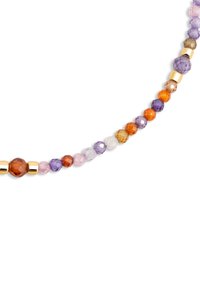 Facettierte Edelsteinkette mit Perlen in lila, orange und rosa Tönen, durchzogen von goldfarbenen Metallelementen.