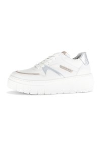 Sneaker bianco in pelle con accenti metallici argento e beige, dotato di una suola spessa bianca, punta rotonda e design lacciato.
