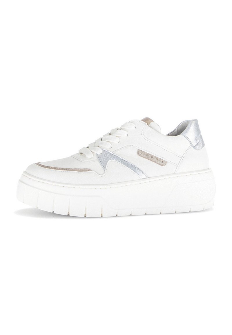 Sneaker bianco in pelle con accenti metallici argento e beige, dotato di una suola spessa bianca, punta rotonda e design lacciato.