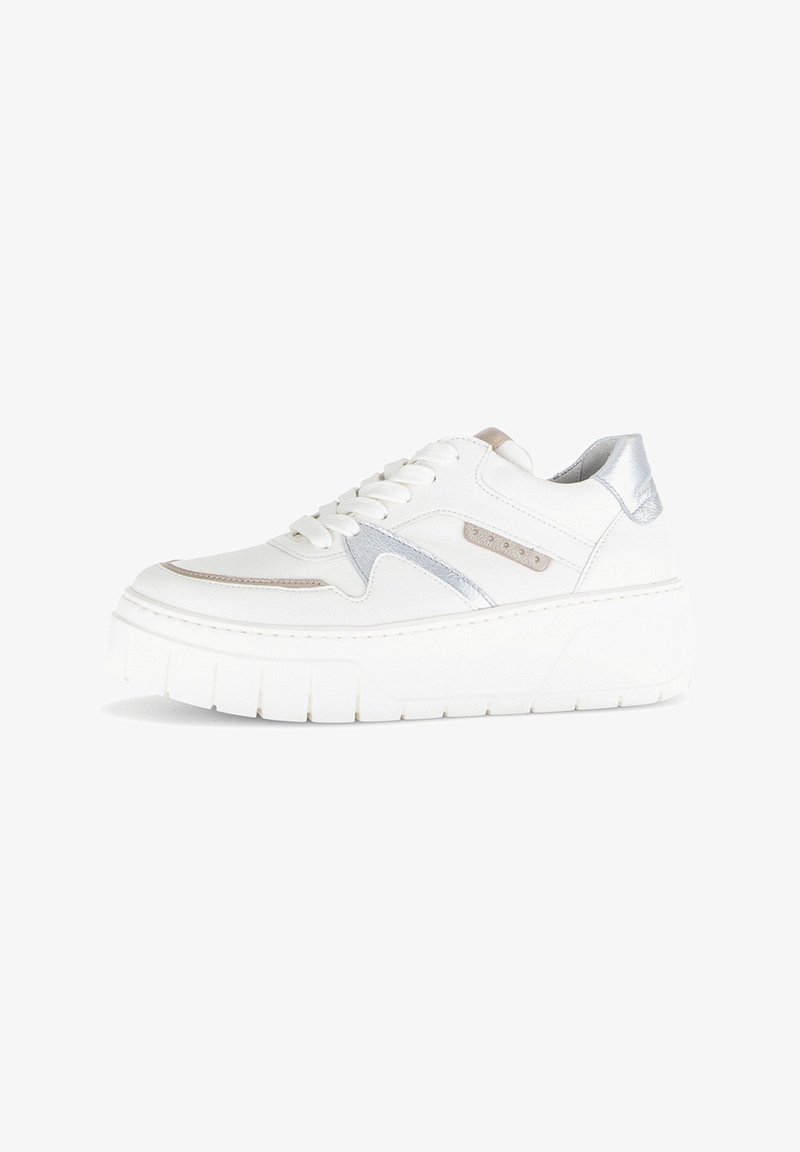 Sneaker bianco in pelle con accenti metallici argento e beige, dotato di una suola spessa bianca, punta rotonda e design lacciato.
