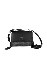 Borsa a tracolla in pelle nera con chiusura a patta, hardware in argento e una tracolla rimovibile. Presenta un motivo logo in rilievo sulla parte anteriore.