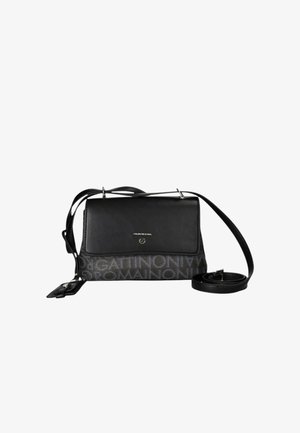 Borsa a tracolla in pelle nera con chiusura a patta, hardware in argento e una tracolla rimovibile. Presenta un motivo logo in rilievo sulla parte anteriore.