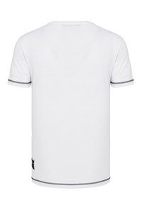 Weißes T-Shirt mit kurzen Ärmeln, Rundhalsausschnitt, kontrastierendem schwarzen Nähen an den Ärmeln und dem Saum sowie einem kleinen Etikett an der unteren Seite.