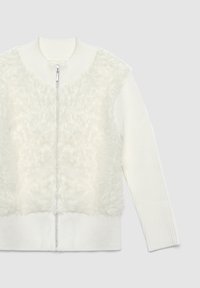 Maglione bianco con zip, caratterizzato da un frontale dalla texture soffice e maniche a costine, con colletto alto e dettagli della zip in argento.