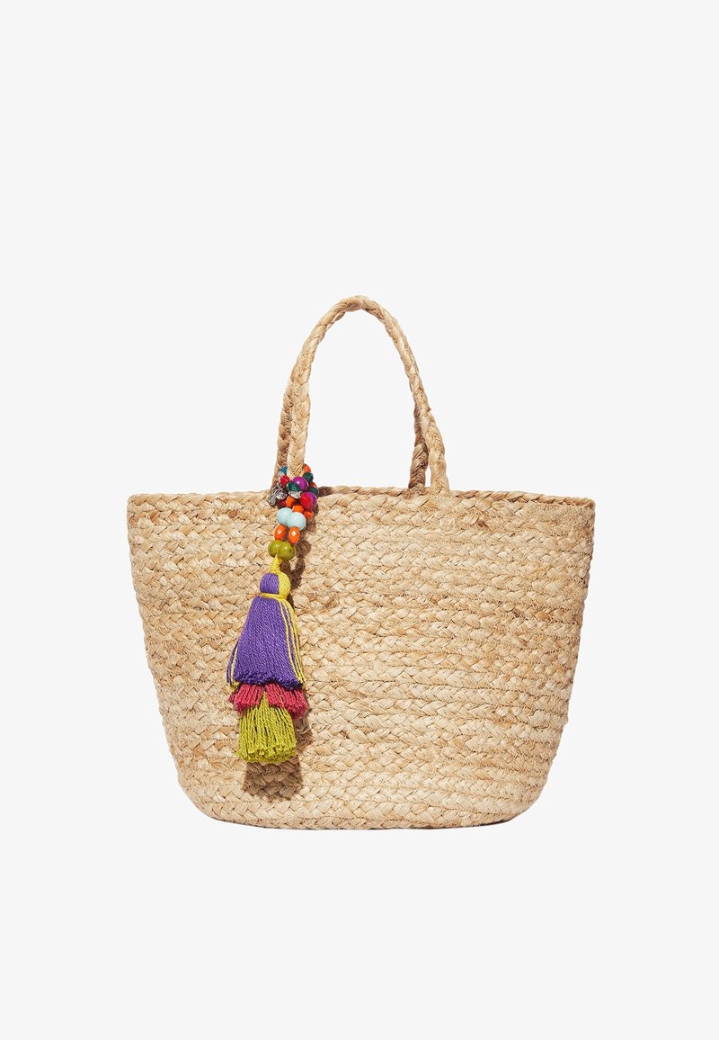 Wiklinowa torba tote w naturalnym kolorze, ozdobiona kolorowymi chwostami w odcieniach fioletu, żółci i czerwieni, z mocnymi plecionymi uchwytami.