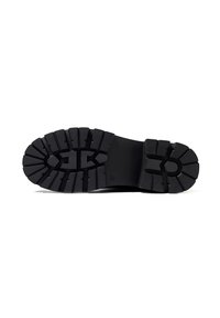 Suola di scarpa in gomma nera con un design testurizzato e robusto. Presenta scanalature profonde per una buona aderenza e una base piatta e liscia. Nessun ulteriore abbellimento.