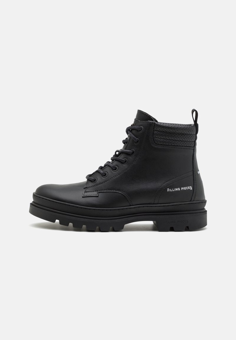 Bottine noire en cuir à lacets avec col perforé rembourré, semelle épaisse et logo "Filling Pieces" sur le côté.