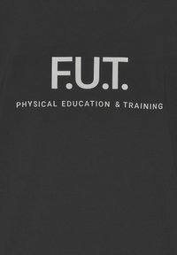 Czarna koszulka bawełniana z dużym białym napisem: "F.U.T." oraz "PHYSICAL EDUCATION & TRAINING." Prosty design, okrągły dekolt.